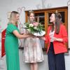 Weinhohheiten unter sich: vor dem Start des Festzugs begrüßen Anika Moller, ehemalige Weinprinzessin von Stammheim, Angelina Seiler, Weinprinzessin von Stammheim und die Weinkönigin Lisa Lehritter die Gäste am Weingut Niedermeyer die Gäste. Von dort startet der Festzug, nachdem man sich schon mit einem Gläschen Wein stärken konnte