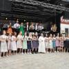 Viele Weinprinzessinnen aus Nah und Fern sind nach Stammheim gekommen, um das Jubiläumsfest mit zu feiern - ein schönes Zeichen der Verbundenheit über den Ort Stammheim hinaus. Sie nehmen den Kartäusermönch Leo Wagenhäuser aus Astheim- die Symbolfigur des Astheimer Weines - in ihre Mitte