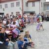 Die Erwachsenen schunkeln zu den Klängen der Stammheimer Musikanten - aber auch die Kleinen lassen sich von der Musik zum Tanz anregen - Solotanz auf dem Stammheimer Dorfplatz