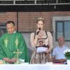 Die Weinprinzessin Angelina Seiler trägt die Fürbitten während des Festgottesdienstes vor. Die Gläubigen bitten um eine gute Heimkehr der Ministranten aus Rom, für die Athleten in Paris und für die Schülerinnen und Schüler, die in die Ferien starten. In seiner Predigt hatte Pfarrer Damian Ikejiama daran erinnert, dass Jesus auch gerne Feste feierte - und dass er mit dem Wunder von Kanaan die Hochzeitsfeier eines jungen Paares gerettet hat.