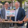 Am Ende seiner langen Reise angelangt ist das Floß des "SaaleMusicums". Bezirkstags-Vizepräsident Thomas Schiebel (von links), Bürgermeister Jürgen Lippert (Gemünden), Landrat Thomas Bold (Bad Kissingen) und Kuno Holzheimer (Künstlerischer Leiter der Bayerischen Musikakademie Hammelburg) freuen sich über den Abschluss der gelungenen Veranstaltungsreihe über drei Landkreise hinweg.