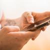 Bei sogenannten Ping-Calls lassen Betrüger das Handy kurz anklingeln, legen dann sofort auf und versuchen so Leute dazu zu bringen, dass sie zurückrufen.