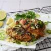 Die würzigen Chicken Wings werden mit Lauchzwiebeln, scharfe grüne Chili und frischer Limettensaft serviert.