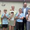 Auf dem Foto (von links): Mathias Rudolph, Nicole Gerhard, Michael Hombach (Förderverein Grundschule Karlstadt) mit Schülerinnen und Schülern der Grundschule Karlstadt.