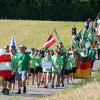 Nachdem Check-in am Montagnachmittag im Wohnheim der LWG im Birkental waren die 21 Wettbewerbsteams mit ihren Landesfahnen zu Fuß den 2,3 Kilometer langen Wanderweg zum Willkommensabend am geografischen EU-Mittelpunkt marschiert.
