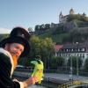 Jochen Veit alias "Crazy Doc" im Juli beim Videodreh auf der Alten Mainbrücke in Würzburg.