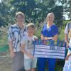 Tanja Kärpf, Konrektorin, Kinder der 2. Klasse, Sabrina Neckov, Rektorin, Stefan Labus, Vorsitzender der Schweinfurter Kindertafel.