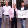 Im Bild: die Spendenübergabe mit (von links) Peter Ziegler (Sprecher Sozialausschuss), Jürgen Schenk (Betriebsratsvorsitzender), Christiane Michal-Zaiser (Vorsitzende des StiftungskuratoriumS), Carsten Bräumer (Stiftungsvorstand) und Mariusz Kaczmarski (Mitglied des Schaeffler-Betriebsrats).