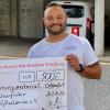 Sandro Michel bedankt sich für 500 Euro an den OFV