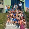 Unser Bild zeigt die Kinder auf dem Treppenaufgang an der Schule, dahinter (von links) Susanne Schmutzler von der Mittagsbetreuung, Gemeinderätin Anette Heinrich, 3. Bürgermeisterin und stellvertretende Vorsitzende des Fördervereins für Kinder und Jugendliche Christine Haupt-Kreutzer, die Gemeinderäte Ursula Grosch, Marco Herbert und Bernd Scheumann, 2. Bürgermeister Norbert Götz, der die Fragebögen ausgearbeitet hatte, und 1. Bürgermeister Waldemar Brohm.
