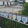 Emsiges Händlertreiben auf dem Pausenhof beim Flohmarkt der Grundschule.