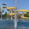 Das Kitzinger Freibad auf der Mondseeinsel im Main wurde saniert, umgebaut und erstrahlt in diesem Sommer im neuen Glanz. Das Nichtschwimmerbecken (im Bild) wurde bereits 2017 erneuert und mit Edelstahl verkleidet. Im Hintergrund die beliebte gelbe Riesenrutsche.