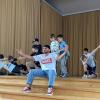 Breakdance-Lehrer Mohamad Karkora mit den Kindern der Klasse 4b.