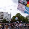 Tausende  von Teilnehmern der „Querdenker”-Demonstration zogen am Samstag durch die Berliner Innenstadt.