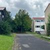 Die Zufahrt zum Bunker der Hackschnitzelanlage an der Schule (rechts im Bild) darf durch den Bau des neuen Kindergartens nicht eingeschränkt werden. Links im Bild die Halle, die für den Neubau weichen muss. Die Zufahrt zum Bunker der Hackschnitzelanlage an der Schule (rechts im Bild) darf durch den Bau des neuen Kindergartens nicht eingeschränkt werden. Links im Bild die Halle, die für den Neubau weichen muss.