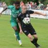 Dominik Englert von der TuS Frammersbach (vorne) setzt sich gegen Yasir Aldijawi vom TSV Großbardorf durch.