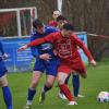 Auch Kevin Lormehs (rotes Trikot) hatte den möglichen Siegtreffer des FC Fuchsstadt auf dem Fuß im Spiel in Rimpar