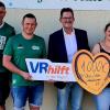 2. und 3. Person von links: Kurt Fuchs (1. Vorsitzender des TSV Ober- Unterwaldbehrungen), Peter Suckfüll (Spendenbotschafter der VR-Bank Main-Rhön), weitere Vorstandsmitglieder des TSV Ober- Unterwaldbehrungen