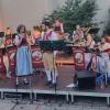 Im Bild: Die Alitzheimer Musikanten bei ihrer Sommerserenade mit dem Dirigenten Andreas Pickel im Gesangsduett mit Katharina Müller.