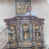 Üblicherweise nicht auf der barocken Kanzel zu sehen: Esselbachs Pfarrer Alexander Eckert erteilt den Teilnehmern der Führung einen Segen. Üblicherweise nicht auf der barocken Kanzel zu sehen: Esselbachs Pfarrer Alexander Eckert erteilt den Teilnehmern der Führung einen Segen.