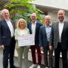 Im Bild (von links): Vorstandsvorsitzender Bernd Fröhlich, Landrätin Tamara Bischof, Beratungscenter-Leiter Stefan Rohrmann und Christian Blachnik, Sparkassen-Gebietsdirektor Heiko Därr bei der symbolischen Spendenscheckübergabe.