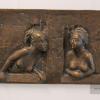 Aus Bronze ist dieses Kunstwerk namens "Das Gerücht". Zwei Frauen unterhalten sich am Fenster. "Hast du es schon gehört?" Aus Bronze ist dieses Kunstwerk namens "Das Gerücht". Zwei Frauen unterhalten sich am Fenster. "Hast du es schon gehört?"