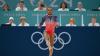 Simone Biles turnt am Boden.