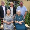 Barbara Ruß (links) aus Sand feierte ihren 90. Geburtstag. Dazu gratulierten ihre Schwester Anita Friedl (rechts), die extra dafür aus Wuppertal anreiste sowie (hinten von links) Bürgermeister Jörg Kümmel, die stellvertretende Landrätin Birgit Bayer und Pfarrer Michael Erhardt.