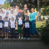 Erfolgreiche Wettkämpfer- und Wettkämpferinnen der Grundschule Volkach mit Konrektorin Nadine Preissler (v.r.)Frau Hirn (o.r.)und Sportbeauftragte Christiane Knötgen-Runtsch (o.l.)