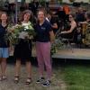 Abschied nach zehn Jahren Klangtastisch: Die beiden Vorsitzenden Leonie Kuhn (links) und Katharina Hettrich (rechts) danken Michaela Weißenberger (Mitte) für die Leitung des Orchesters.
