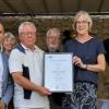 Johannes Röder überreichte die Ehrenurkunde an die Robert-Kümmert-Akademie (von links): Johannes Röder (IHK Würzburg-Schweinfurt), Frau Blenk, Herr Hestermann, Prof. Dr. Döll, Frau Schwierczek und Schulleiter Andreas Ullherr.
