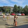Die Kinder beim Ferienspaß der Feuerwehr Euerbach beim Umgang mit Hohlstrahlrohr und Kübelspritze.