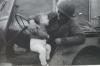 Wie Vater und Sohn: Ein US-Soldat hält auf seinem Jeep einen kleinen Jungen im Arm. Das Foto ist in Estenfeld entstanden, vermutlich im April 1945. Seine zeit- und heimatgeschichtliche Bedeutung zeigt sich auch dadurch, dass es inzwischen im Museum der Bayerischen Geschichte in Regensburg zu sehen ist.