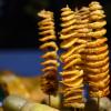 Die knusprig-goldbraun frittierten Kartoffeltornados erinnern an Luftwirbel, die um die eigene Achse rotieren.