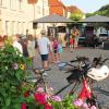 Mit dem Fahrrad, dem Auto oder zu Fuß waren die vielen Besucher des Freitagskonzertes gekommen. Der schöne Sommerabend lud zum Verweilen bei der Musik von "Solo zu Dritt" ein.