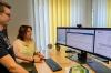 Felix Schmitt begutachtet mit Geschäftsstellenleiterin Heike Kaiser sein neu entwickeltes digitales Schankerlaubnissverfahren der VG Bad Neustadt.