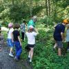 Die Mädchen und Jungen erkundeten gemeinsam mit den drei Organisatoren des JBN das Gerolzhöfer Mahlholz.
