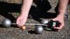 Ohne Maßband geht oft nichts beim Pétanque. Ohne Maßband geht oft nichts beim Pétanque.