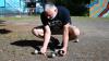 Paul Borst misst genau nach, welche Kugel am nächsten zum Ziel liegt. Der Präsident des Club Pétanque 03 Schweinfurt besitzt schließlich auch die Bundesschiedsrichterlizenz. Paul Borst misst genau nach, welche Kugel am nächsten zum Ziel liegt. Der Präsident des Club Pétanque 03 Schweinfurt besitzt schließlich auch die Bundesschiedsrichterlizenz.