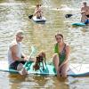 Viele Menschen verbringen den Sonntag 11.08.24 draußen im Freien am Wasser wie hier an der Mainlände in Eibelstadt.