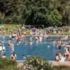 Viele Menschen verbringen den Sonntag 11.08.24 draussen im Freien am Wasser wie hier im Dallenbergbad in Würzburg.