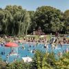 Viele Menschen verbringen den Sonntag 11.08.24 draussen im Freien am Wasser wie hier im Dallenbergbad in Würzburg.