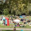 Viele Menschen verbringen den Sonntag 11.08.24 draussen im Freien am Wasser wie hier im Dallenbergbad in Würzburg.