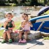 Viele Menschen verbringen den Sonntag 11.08.24 draußen im Freien am Wasser wie hier an der Mainlände in Eibelstadt.