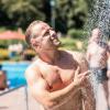 Viele Menschen verbringen den Sonntag 11.08.24 draussen im Freien am Wasser wie hier im Dallenbergbad in Würzburg.