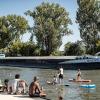 Viele Menschen verbringen den Sonntag 11.08.24 draußen im Freien am Wasser wie hier an der Mainlände in Eibelstadt.