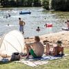 Viele Menschen verbringen den Sonntag 11.08.24 draußen im Freien am Wasser wie hier an der Mainlände in Eibelstadt.