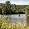 Viele Menschen verbringen den Sonntag 11.08.24 draußen im Freien am Wasser wie hier an der Mainlände in Eibelstadt.