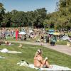 Viele Menschen verbringen den Sonntag 11.08.24 draussen im Freien am Wasser wie hier im Dallenbergbad in Würzburg.