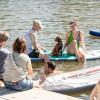 Viele Menschen verbringen den Sonntag 11.08.24 draußen im Freien am Wasser wie hier an der Mainlände in Eibelstadt.